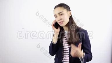 一个可爱的年轻女孩通过电话争论。 愤怒，尖叫和呼喊